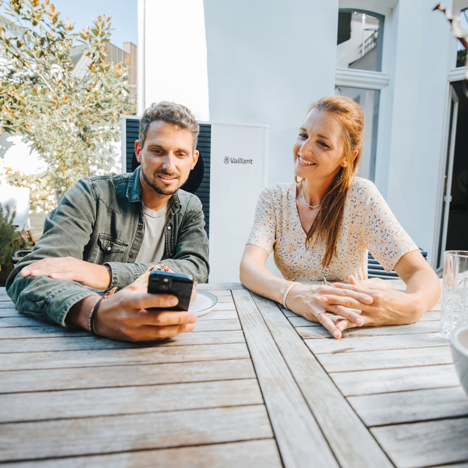 Paar registriert seine Heizungsanlage im myVaillant-Webportal