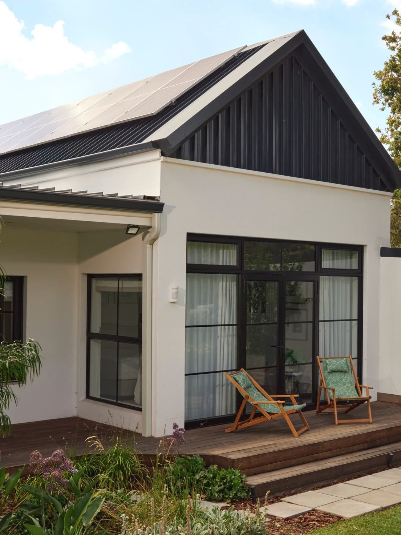 Haus mit Photovoltaikmodulen auf dem Dach