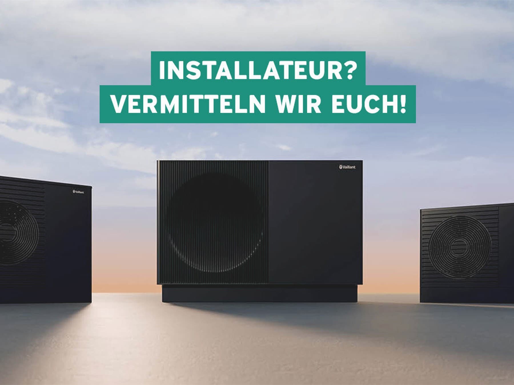 Drei Wärmepumpen mit Himmel Hintergrund