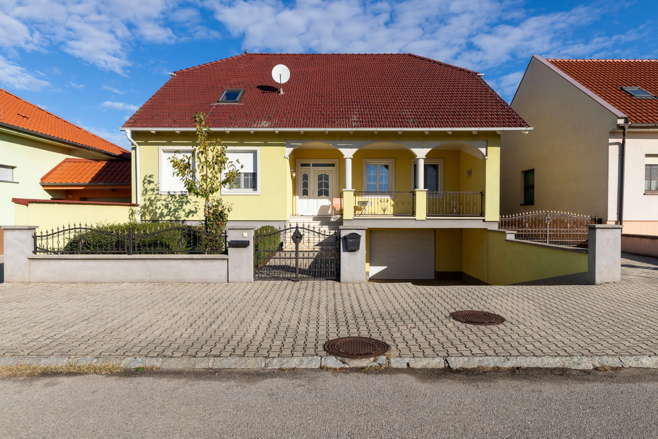 Gelbes Einfamilienhaus